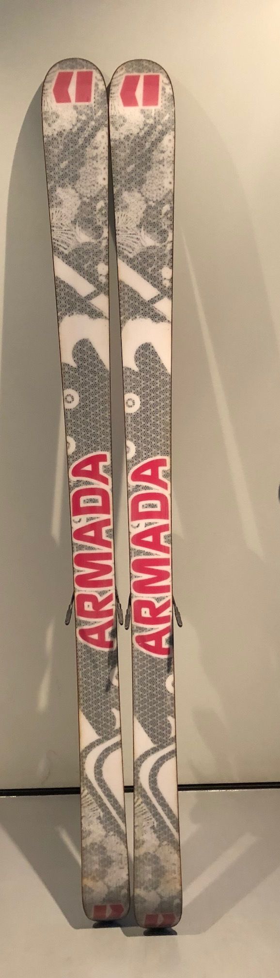 Armada AR6 twintip freestyle ski s Look pivot