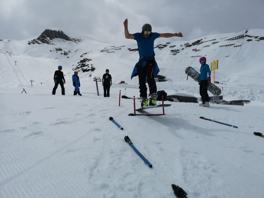 Verschillende snowboardtrainers voeren praktijkopdrachten uit tijdens de opleiding in Oostenrijk