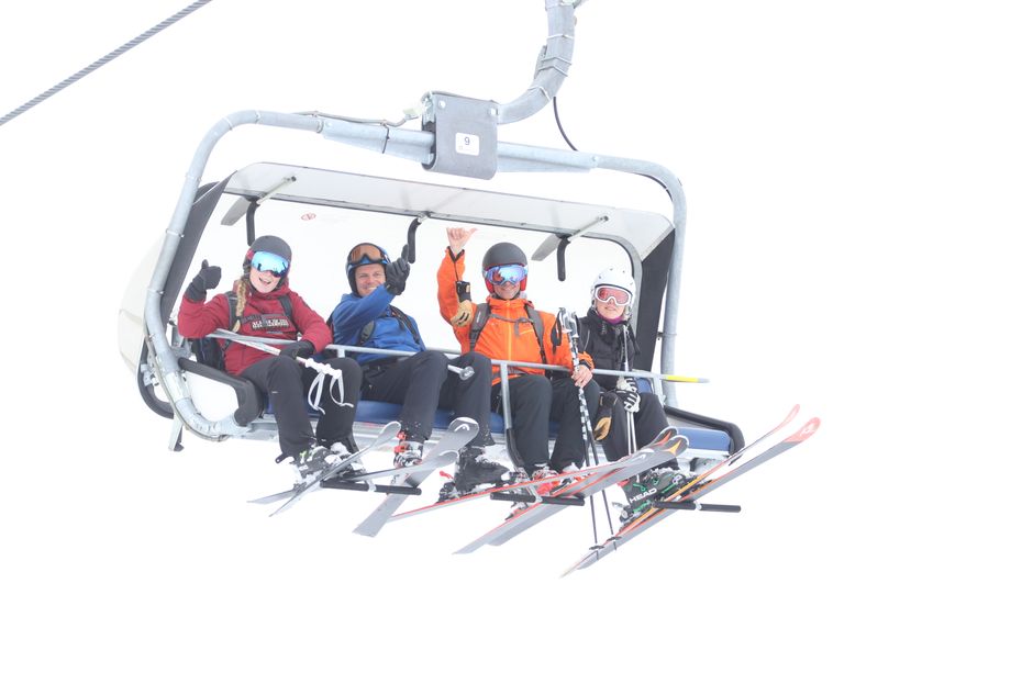 Studenten CIOS Sittard in de skilift tijdens hun opleiding