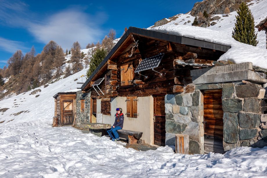 Typisch Zwitsers sprookjeslandschap met karakteristiek houten berghuisjes
