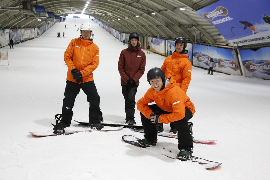 De snowboardttrainingen werden verzorgd door Remon de Kwant (voorgrond) en Jim Kloosterman (midden)