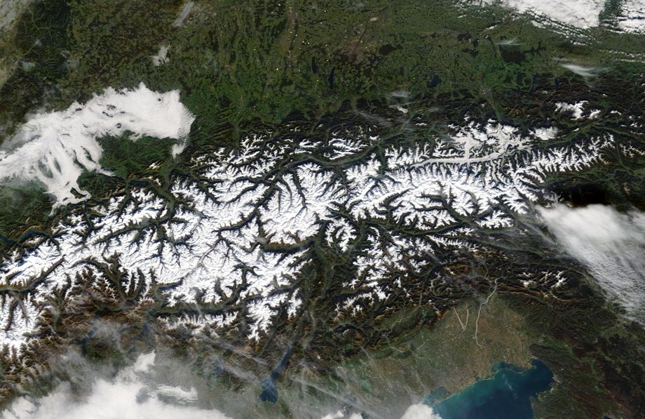 Op het satellietbeeld van afgelopen zaterdag (31 oktober) is prachtig te zien hoeveel sneeuw er al ligt in de Alpen (NASA)