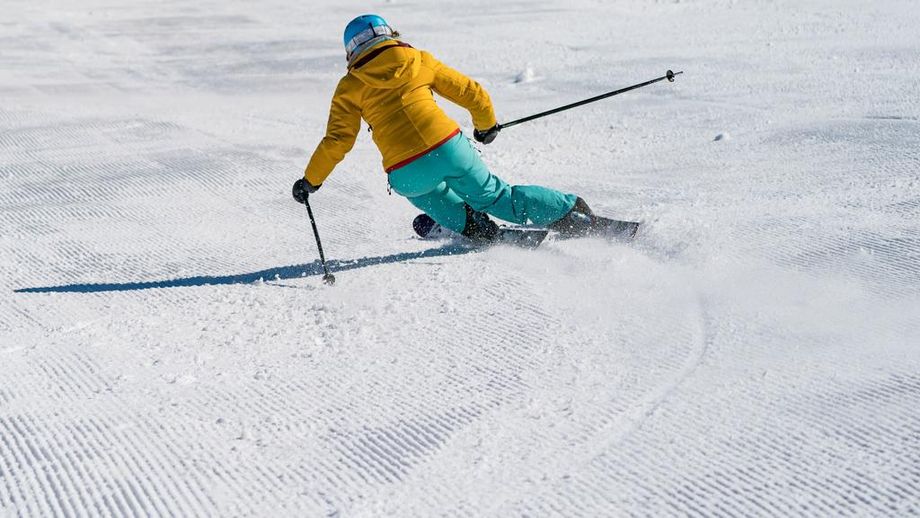 Skifahrer in der Kurve