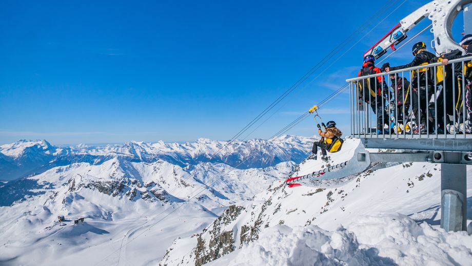1400 meter lang ruim 300 hoogtemeters en 100 km per uur! De Zip Line van Mont Fort Foto: Florian Bouvet Fournier