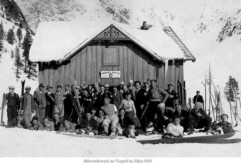 Ein Skiwettstreit bei der Verpeilhütte in 1934 (kirchenwirt.com)