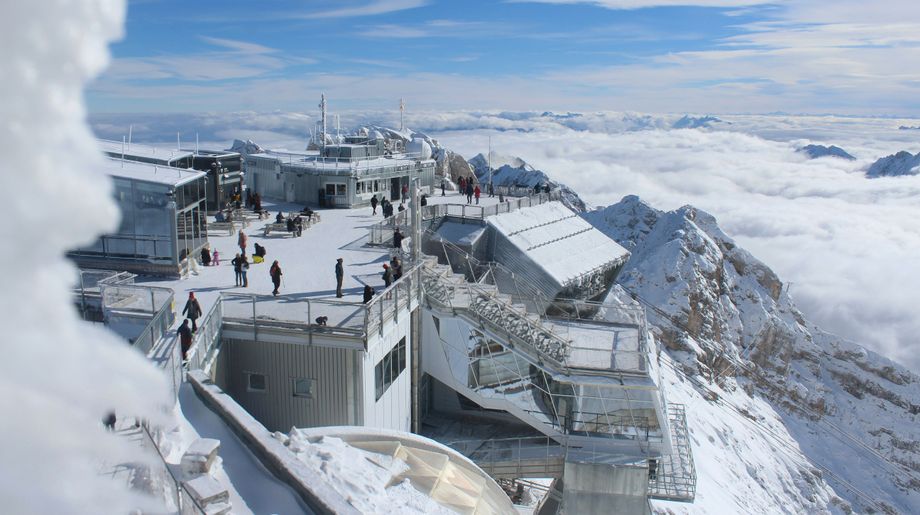 Veel mensen genieten van het prachtige weer en de verse sneeuw op de Zugspitze (D)