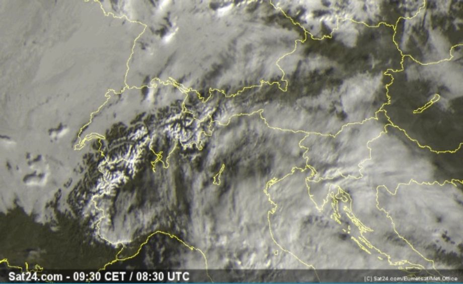 De besneeuwde Alpen komen vanochtend tevoorschijn (bron: sat24.com