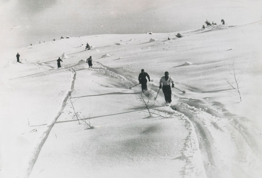 De eerste skisporen