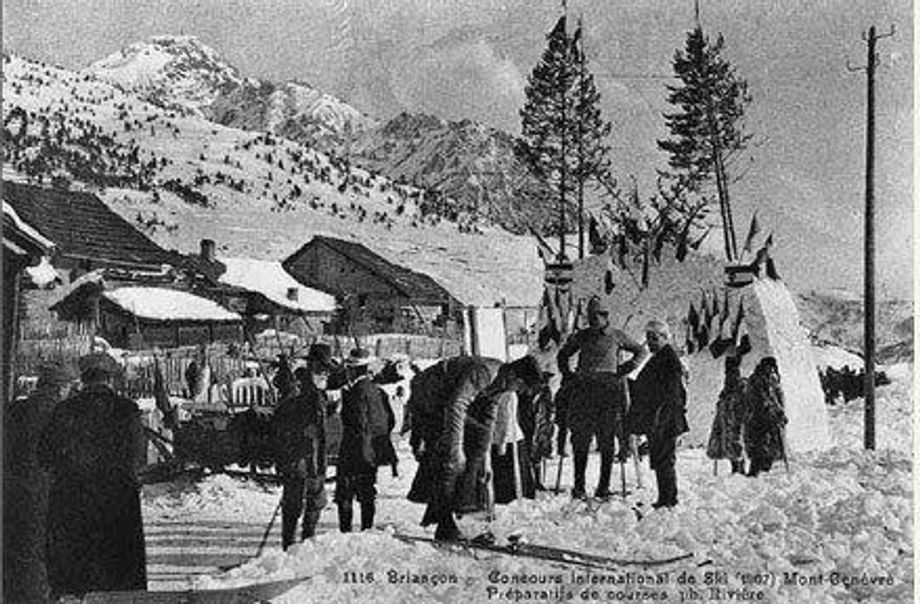Gedränge während des ersten internationalen Skiwettstreits 1907.
