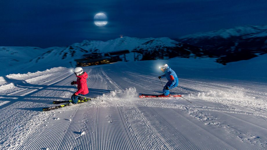 Avontuurlijk skiën bij het maanlicht