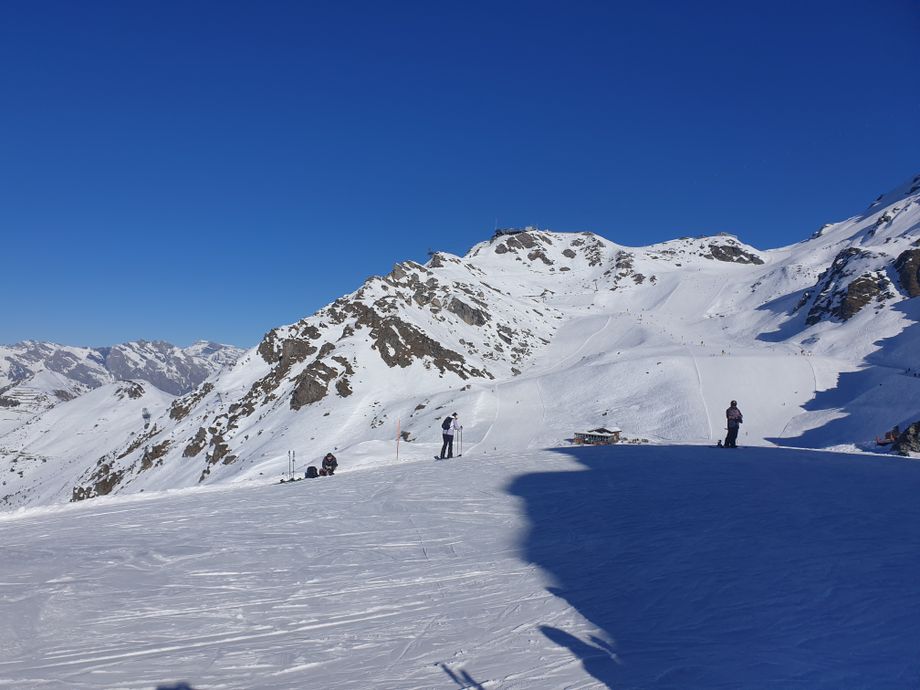 Zicht op de Attelas- en FIS supérieur-piste vanaf Fontanet, met midden in beeld de Carlsberghütte