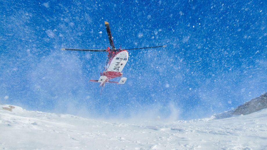 Een noodhelikopter moest de Nederlandse skiër na het ongeval naar het ziekenhuis vervoeren.