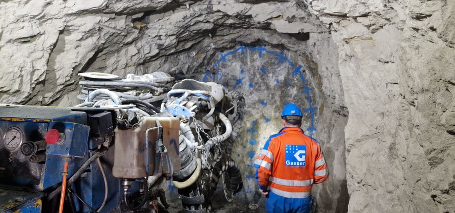 Boorwerkzaamheden in de nieuwe tunnel (glacier3000.ch)