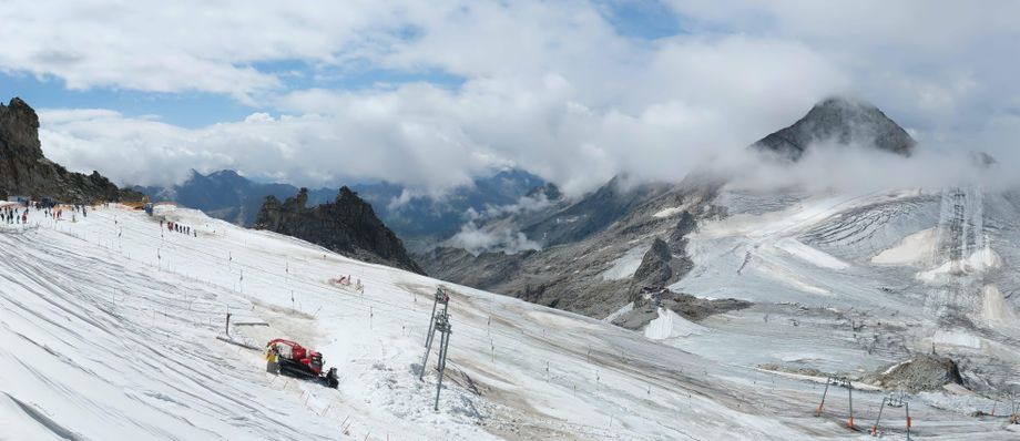 Op de Hintertuxer Gletscher is het nog mogelijk om te skiën, maar veel sneeuw ligt er niet meer (hintertux.panomax.com)