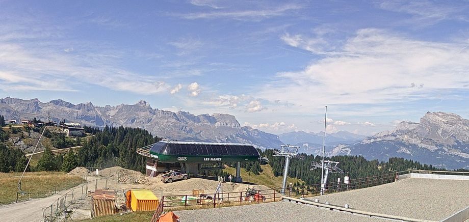 Het bergstation van de nieuwe Les Nants stoeltjeslift in Evasion Mont-Blanc