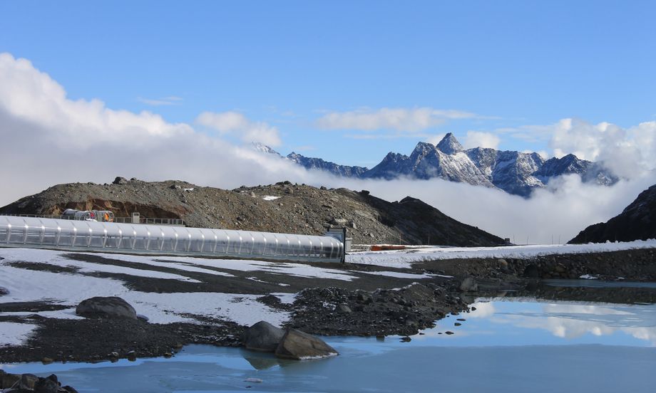 Het gletsjermeer met daarachter de lopende band met de piste