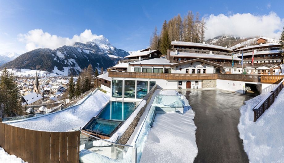 Het panoramisch zonneterras van Hotel Goldried, waar je heerlijk bijkomt van een lange dag wintersporten. ©Hotel Goldried