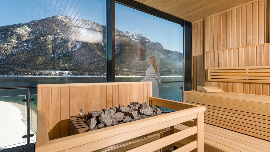 Het zicht vanuit je sauna over de Achensee in hotel Travel Charme Fürstenhaus. Beeld: © Travel Charme Hotels & Resorts/GA-SERVICE