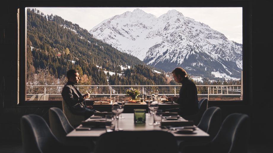 Goed dineren met een fantastisch uitzicht. Beeld: © Travel Charme Ifen Hotel Kleinwalsertal/Arne Bernsmann