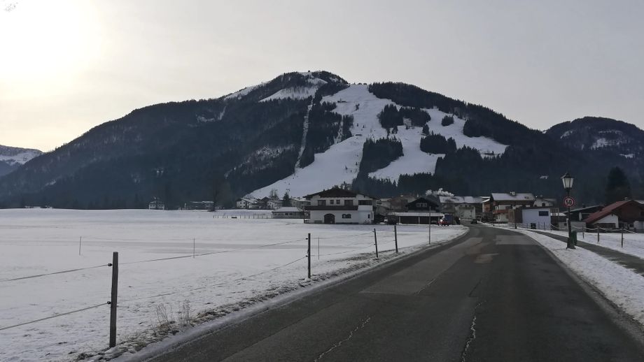 Vanaf de weg zie je het skigebied Hochkössen goed liggen