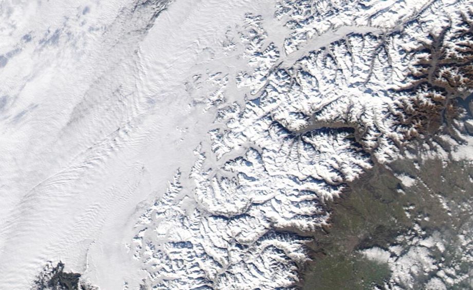 De Franse Alpen steken boven de bewolking uit (foto: NASA)
