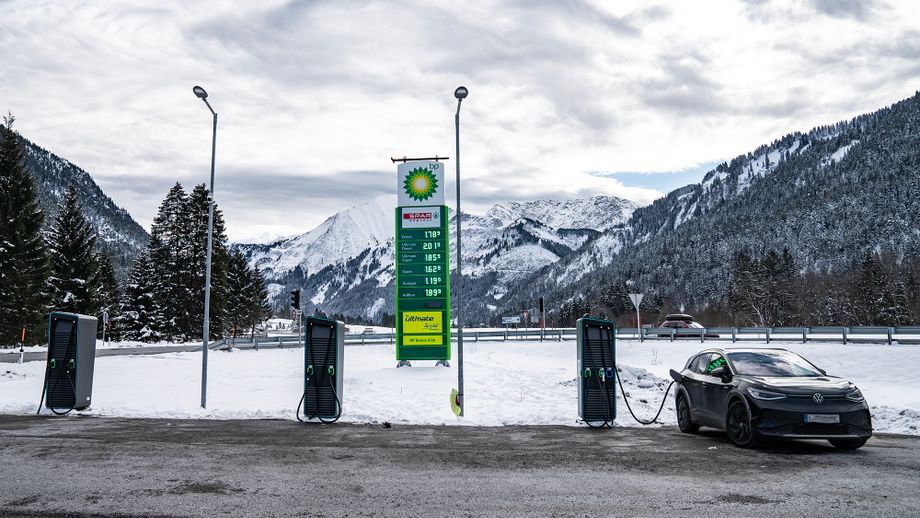 elektrische auto op wintersport