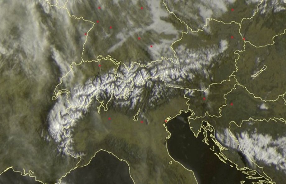 Satellietopname van vanochtend: de witte Alpen. Bron: sat24.com