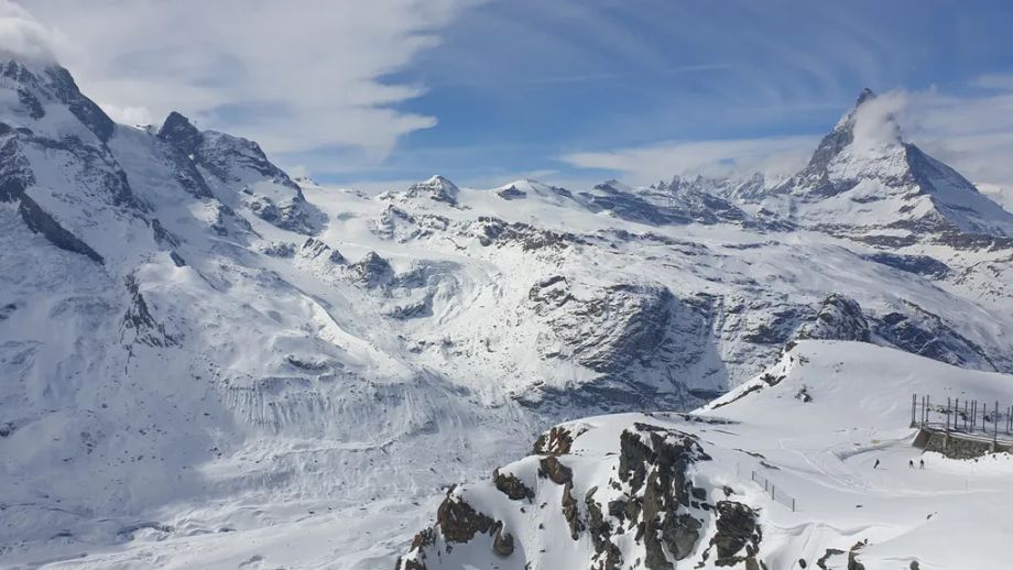 Uitzicht vanaf de Gornergrat. Oben rechts (mit Wolke) das Matterhorn; unten rechts die Piste mit Zug
