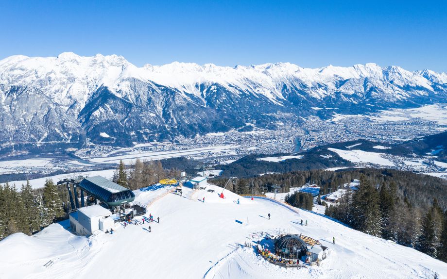 Het skigebied Muttereralm met uitzicht op de stad Innsbruck (Foto: ©innsbrucktourismus/Tom Bause