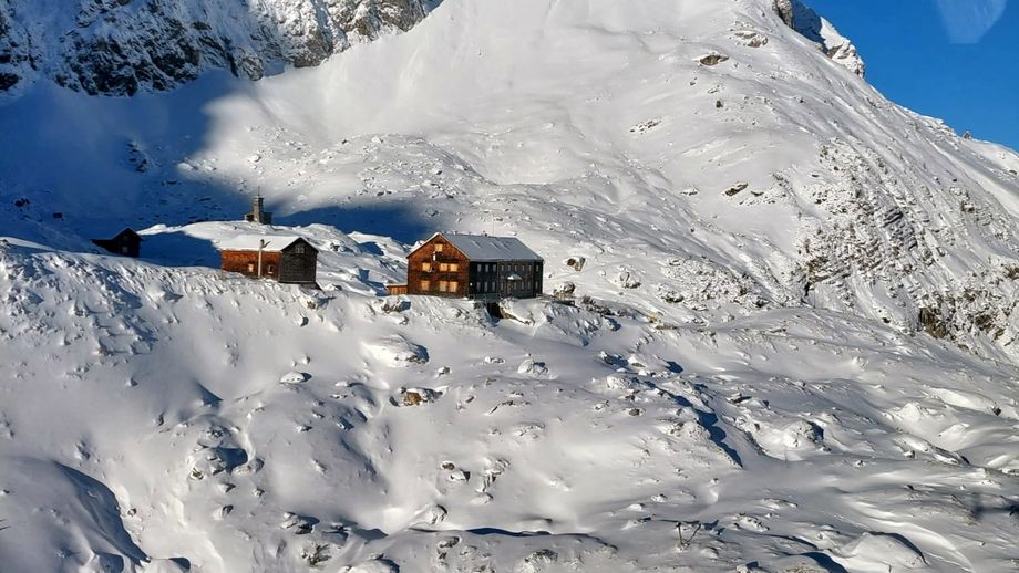 Winterliche Verhältnisse auf der Lamsenjochhütte (Foto: Bergrettung Schwaz)