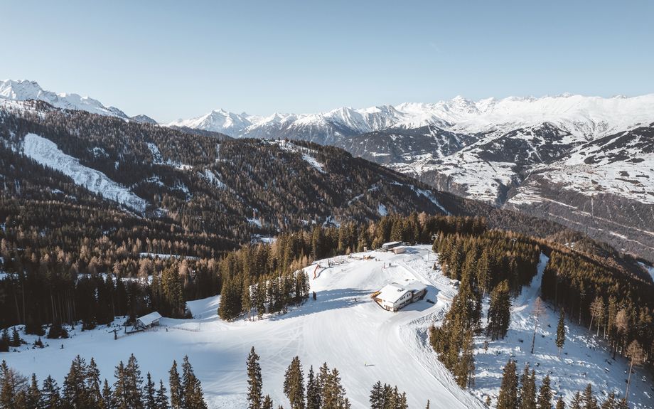 Fendels. Rechts im Bild das Skigebiet Serfaus-Fiss-Ladis. Foto: TVB Tiroler Oberland-Roman Huber