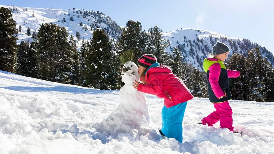 Manchmal reicht eben auch einfacher Schnee für jede Menge Familienspaß im Winterurlaub (Pitztal ©TirolWerbung-Pupeter Robert)