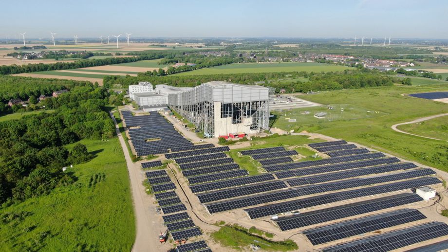 Der Solarpark rund um die Skihalle beläuft sich auf 30.000 m²