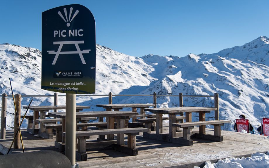 In Valmeinier staan meerdere picknicktafels in het skigebied. Foto: valmeinier.com
