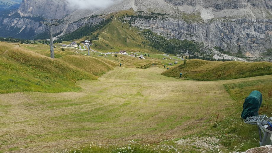 Gemodelleerde piste met sneeuwkanonnen in de zomer. Val Gardena (ITA)