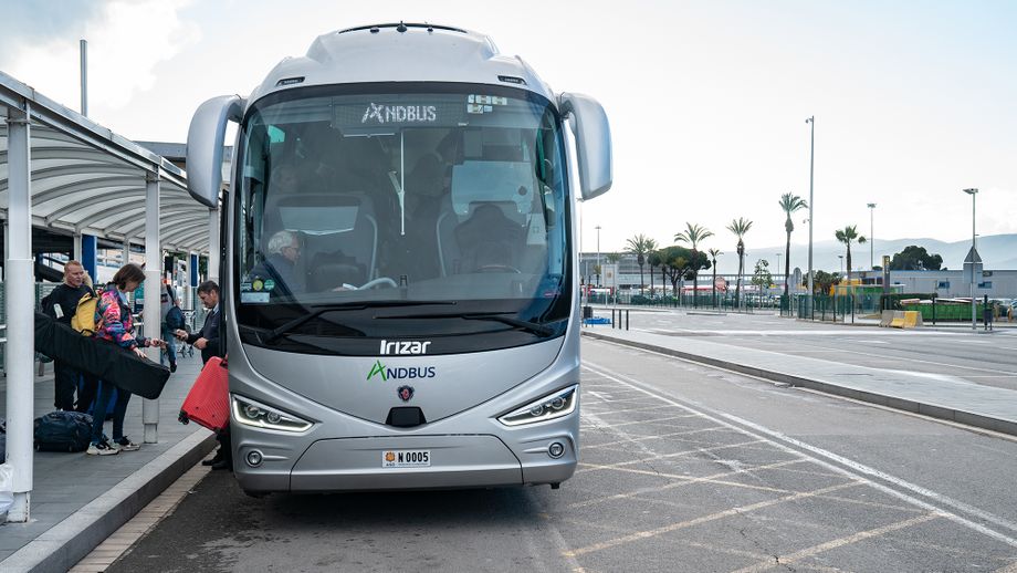 Der Transferbus nach Andorra hält direkt neben der Ankunftshalle des Flughafens