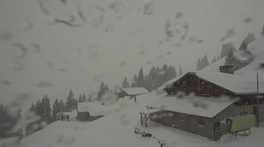 Een mooie laag sneeuw in het skigebied Elm in de Glarner Alpen (CH)