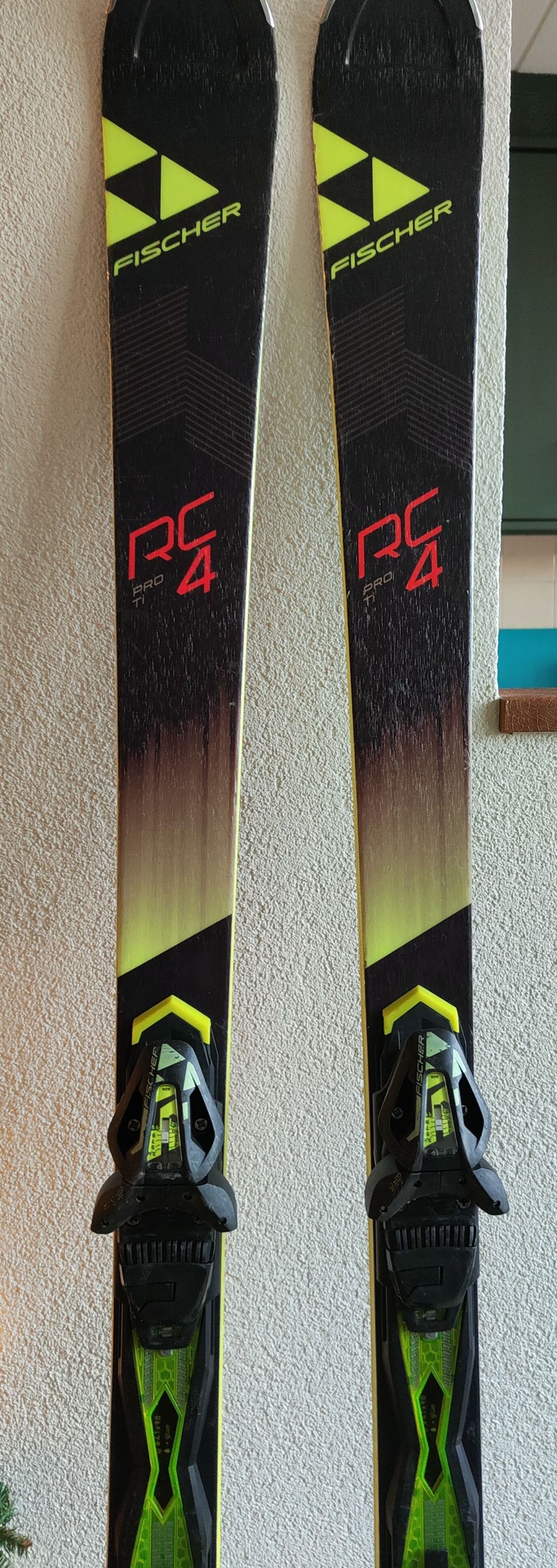 Te aangeboden twee paar ski's