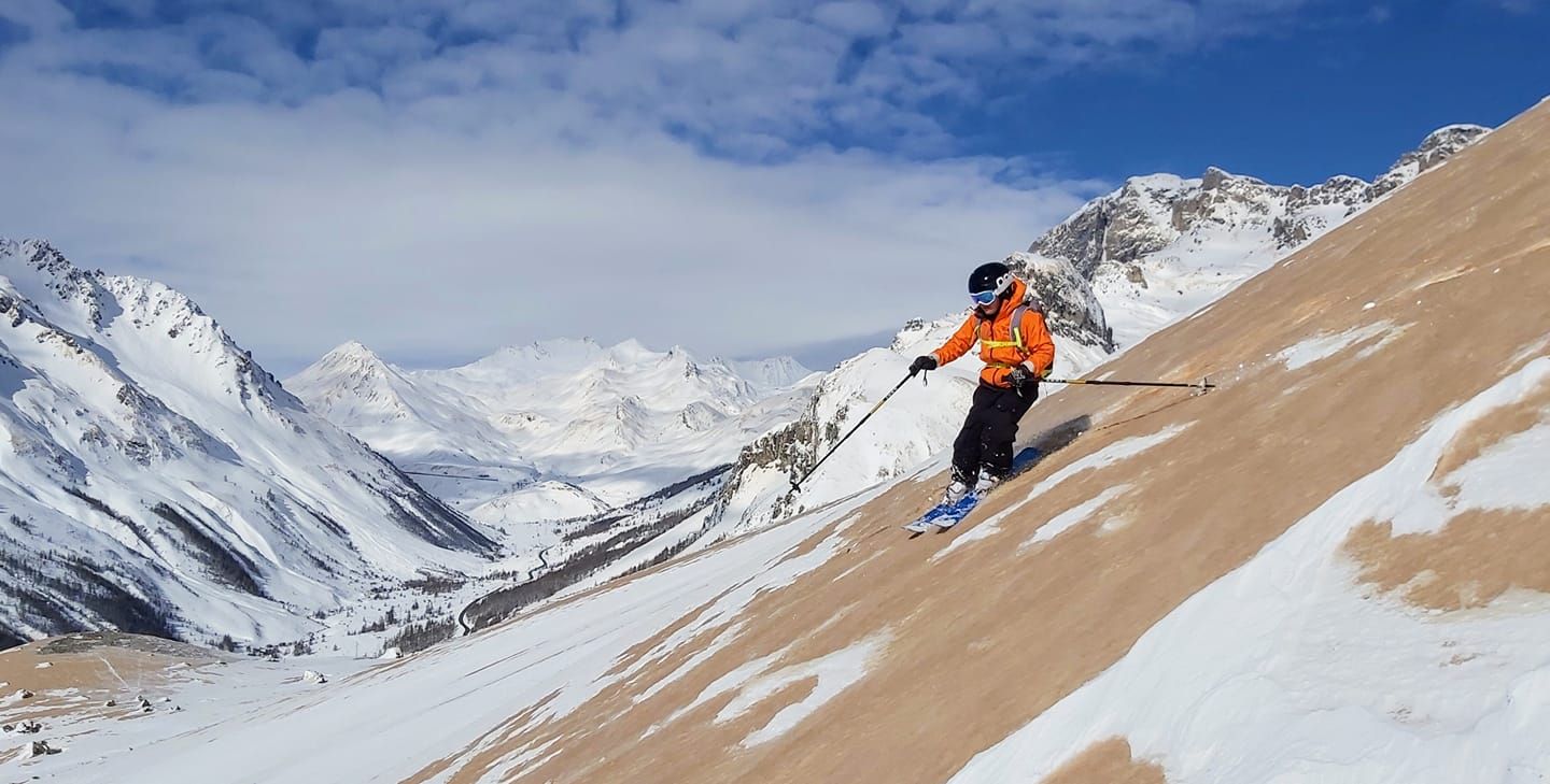 Alpen kleuren geel door Saharazand - Wintersport nieuws