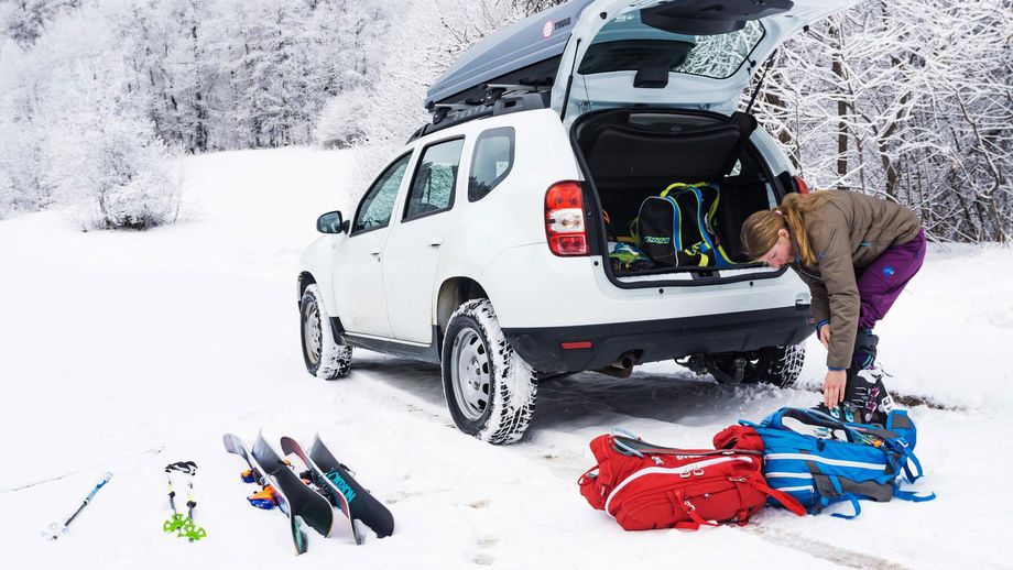 Wohin mit all dem Gepäck? Skier auszuleihen spart dir einiges an Platz im Auto.