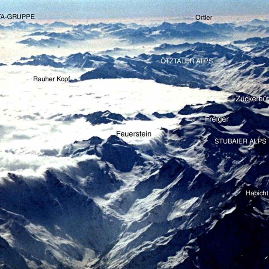 Het effect van de Alpenhoofdkam in beeld, de wolkengrens loopt precies langs de kam.