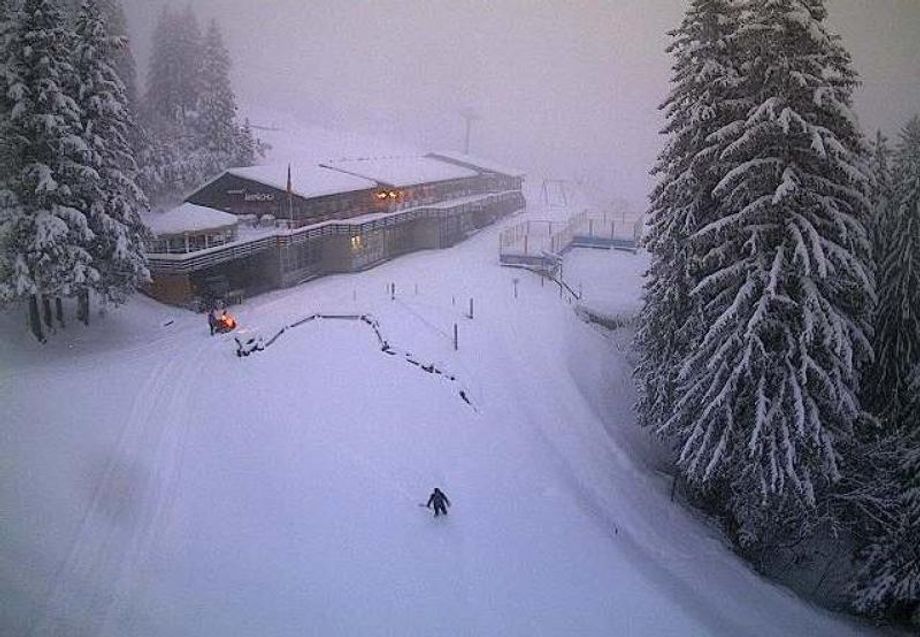 De eerste skiër van het seizoen, gespot in Elm (CH)!
