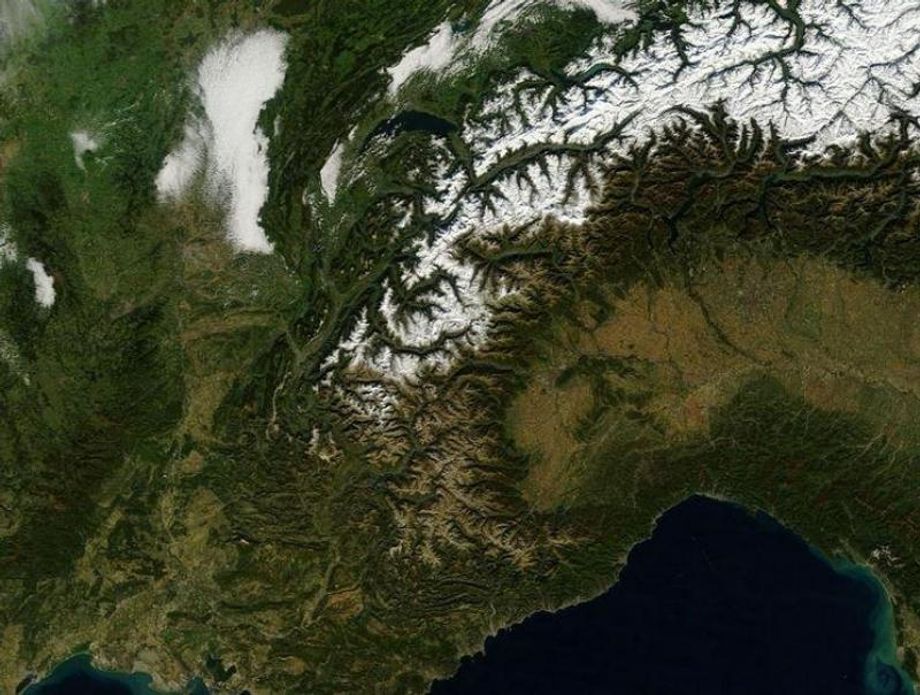 De grens van wel en geen sneeuw lag precies boven de Franse Alpen (bron: NASA)