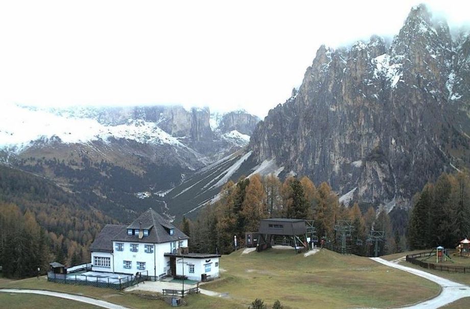 Vigo di Fassa in het hart van de Dolomieten is nog groen zelfs op 2000m