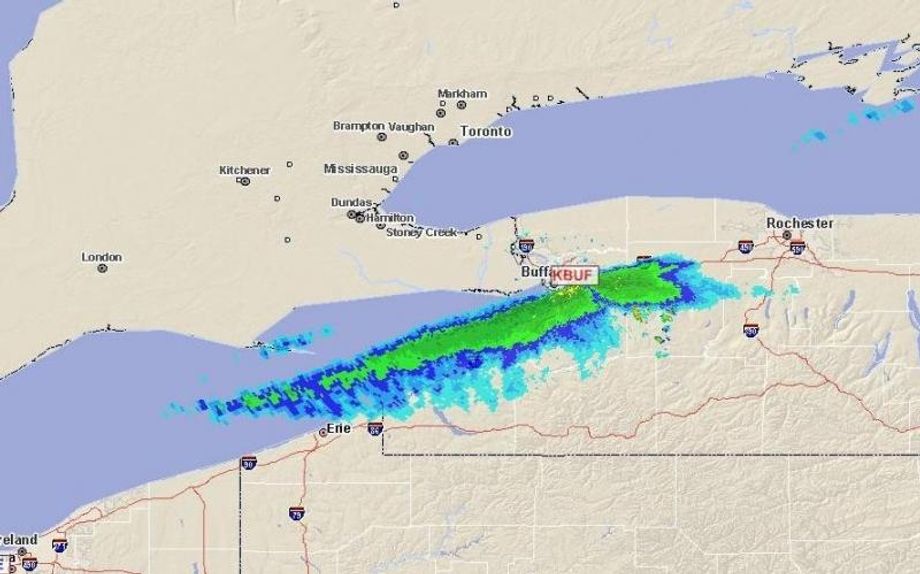 Radar van de smalle wolkenstraat met zware sneeuwval bij Buffalo