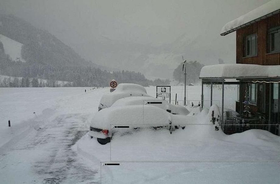 'Onze' auto in Au-Schoppernau (O) krijgt er nog wat sneeuw bij