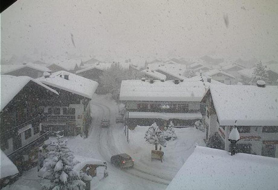 Zware sneeuwval in Reit im Winkl (D) dat zijn skigebied deelt met het Oostenrijkse Waidring