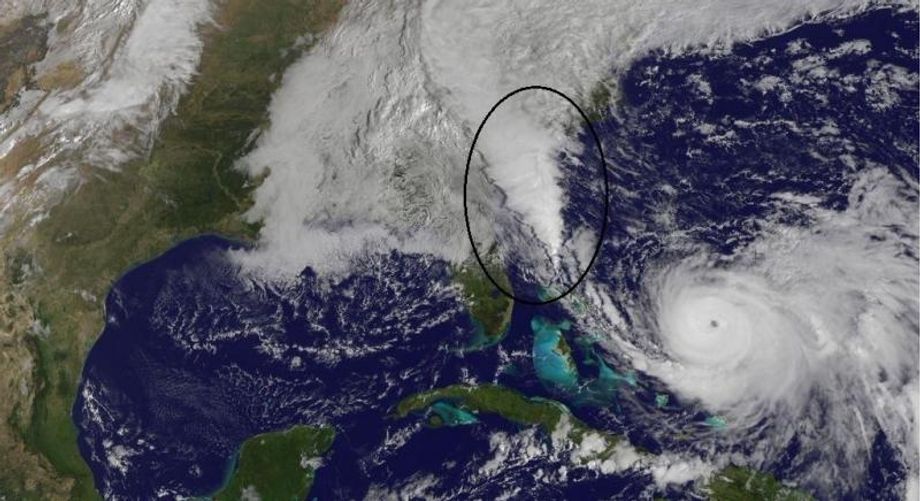 Rechts orkaan Joaquin, in de cirkel de regenzone die South-Carolina aandeed (bron: NASA)