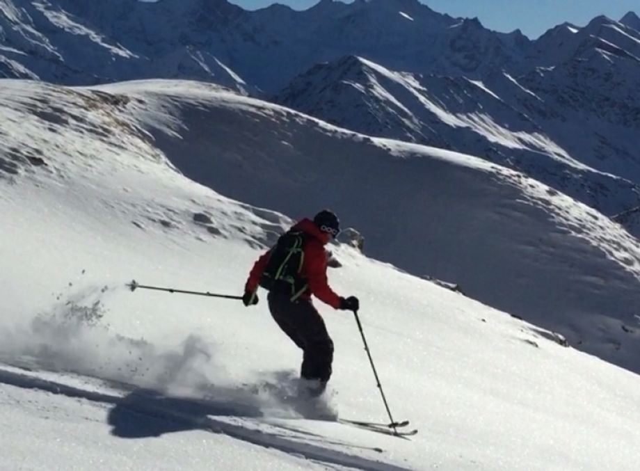 Vanuit Grimentz kwam de eerste off piste skiër voorbij op Sneeuwhoogte+