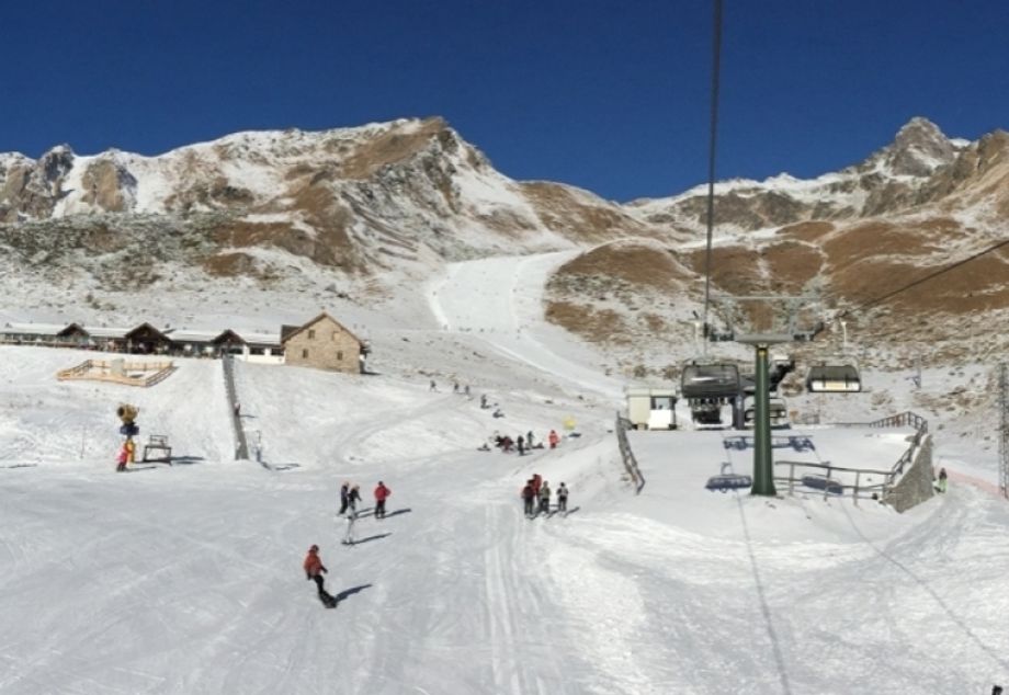 Heel langzaam komt de winter ook in de Zuidalpen op gang (Adamello Ski)